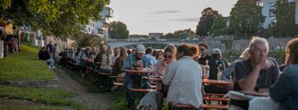 Drei Weingläser stehen nebeneinander. Eins mit Weisswein, eins mit Rosé und eins mit Rotwein gefüllt.