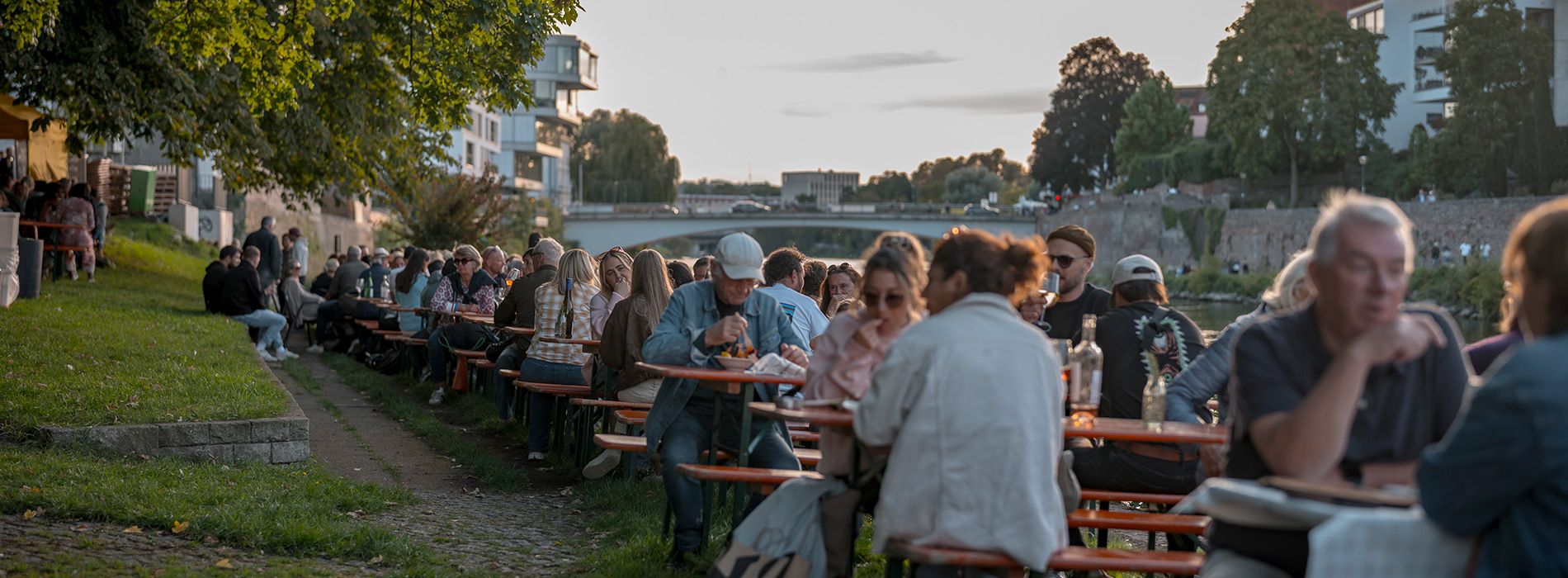 Drei Weingläser stehen nebeneinander. Eins mit Weisswein, eins mit Rosé und eins mit Rotwein gefüllt.